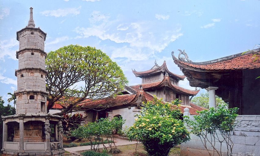 Chùa Bút Tháp là một trong số ngôi chùa có niên đại lâu đời tại Việt Nam.