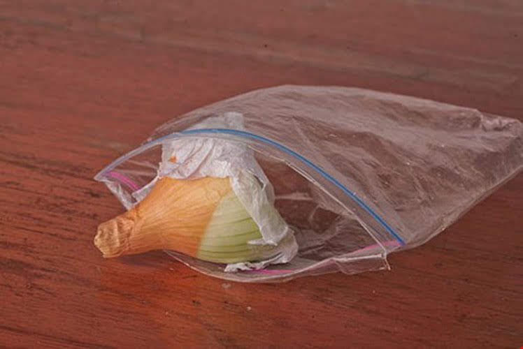 Cho hành tây đã bóc tây vào túi nylon cất vào tủ lạnh