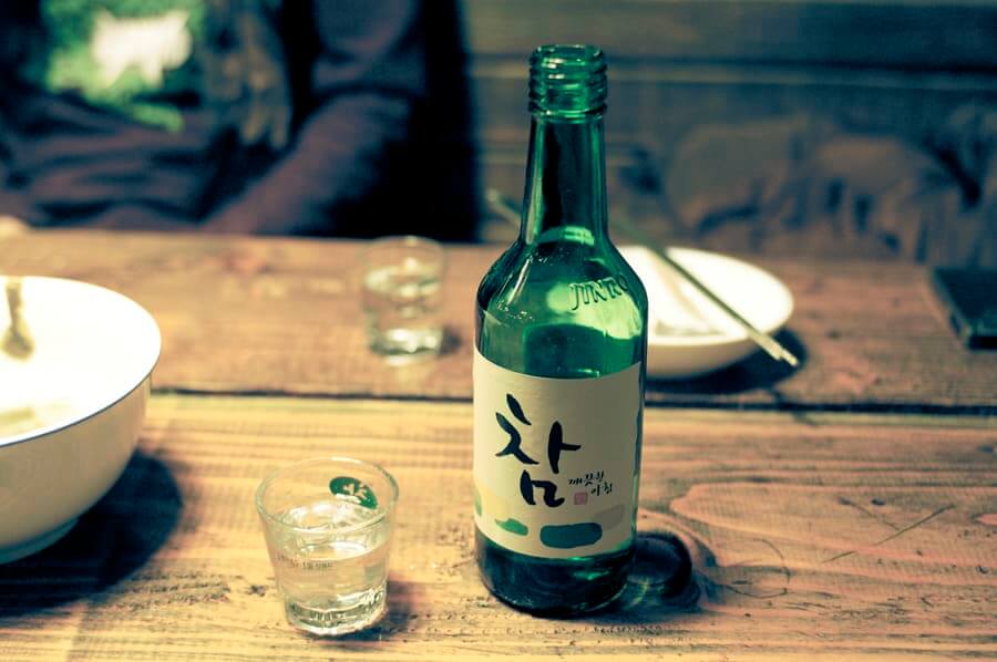 uống soju của người Hàn Quốc