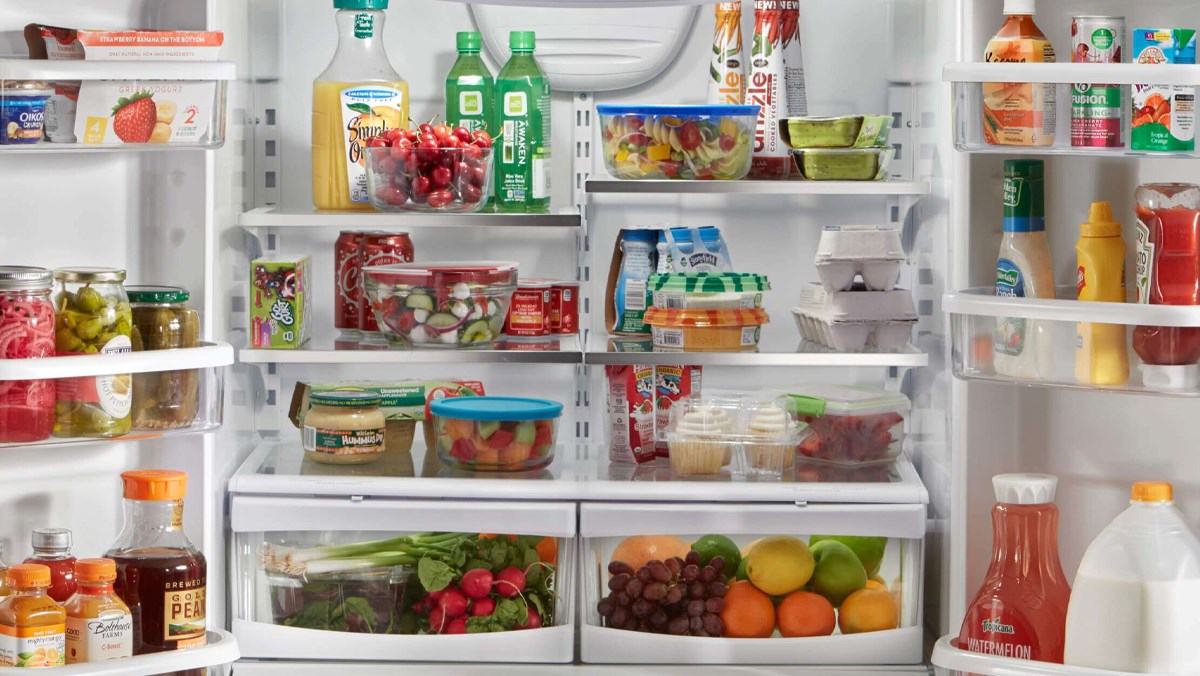 Sắp xếp lại đồ ăn trong tủ lạnh hợp lí