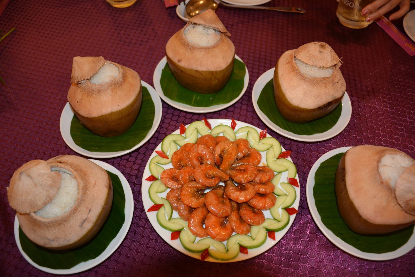 Thưởng thức cơm dừa sẽ mang đến cho du khách nhiều trải nghiệm tuyệt vời