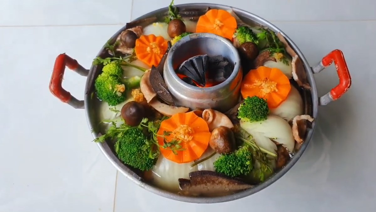 Món lẩu cù lao có màu sắc rực rỡ từ nhiều loại nguyên liệu