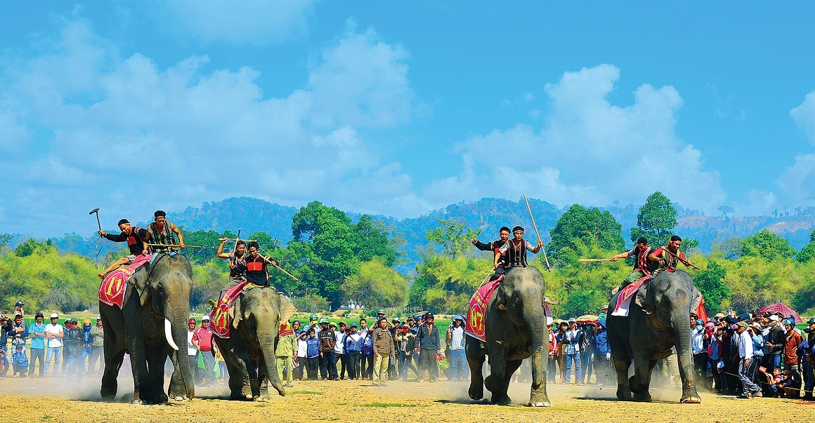 Lễ hội đua voi rộn ràng vào mùa Xuân ở Tây Nguyên, một nét văn hóa độc đáo